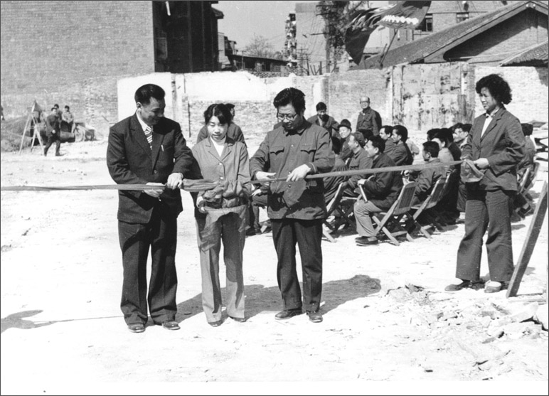 1986年，長虹彩電工程奠基，這樣的剪彩儀式，剪出了中國最大的彩電生產基地之一