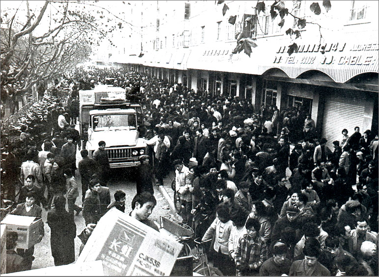 1989年，在彩電計劃調控的年代，長虹彩電的降價引發(fā)搶購潮