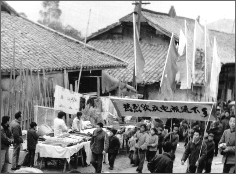 這可能是中國第一場&ldquo;家電下鄉(xiāng)&rdquo;，當時長虹在春季把彩電免費送下鄉(xiāng)，秋天豐收后農民有錢了再去收錢