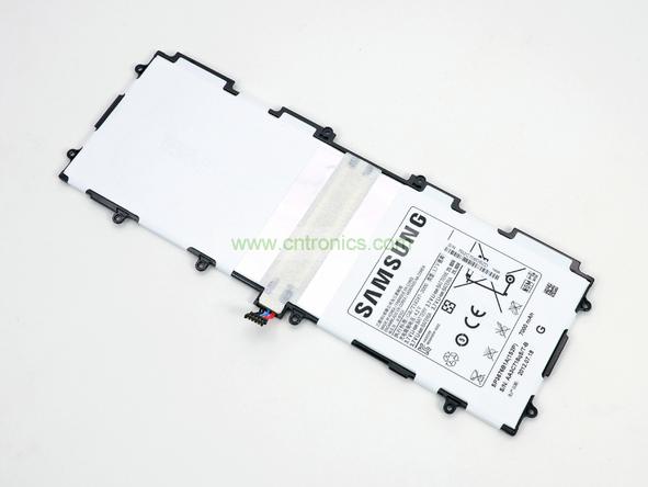 取出電池前要把周圍的帶狀電纜先拔出來(lái)，這個(gè)比較容易。Galaxy Note 10.1的電池容量為7000mAh,3.7V，預(yù)計(jì)續(xù)航時(shí)間8小時(shí)左右，重約136克，占據(jù)了整體重量的23%。不過(guò)為了減少機(jī)身厚度，電池做得很薄。