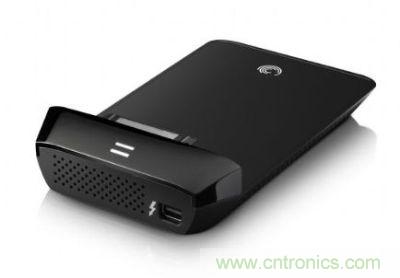 Thunderbolt高速傳輸接口可轉(zhuǎn)換成SATA接口，連接2.5寸硬盤產(chǎn)品