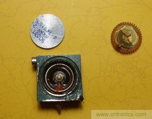 打開可調(diào)電阻上面的鋁蓋，取出動臂