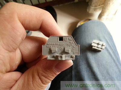 手工打造太陽能充電照明系統(tǒng)：點亮LED給手機(jī)充電