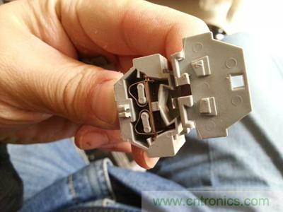 手工打造太陽能充電照明系統(tǒng)：點亮LED給手機(jī)充電