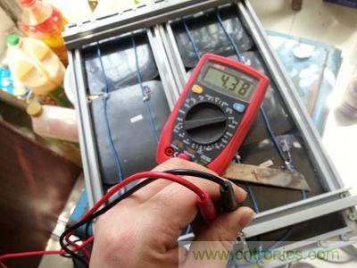 手工打造太陽能充電照明系統(tǒng)：點亮LED給手機(jī)充電