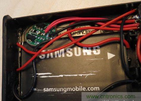 電池盒，安裝上鋰電池，用于外部強(qiáng)光LED供電