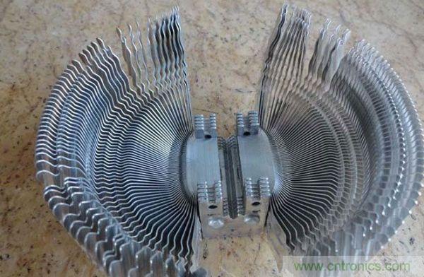 變廢為寶！風(fēng)扇散熱器變身山寨LED燈