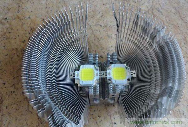 變廢為寶！風(fēng)扇散熱器變身山寨LED燈