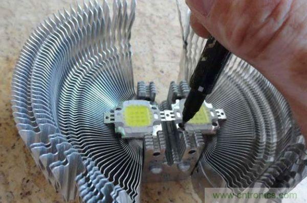 變廢為寶！風(fēng)扇散熱器變身山寨LED燈