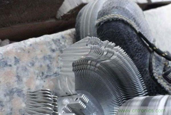 變廢為寶！風(fēng)扇散熱器變身山寨LED燈