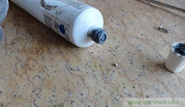 變廢為寶！風(fēng)扇散熱器變身山寨LED燈