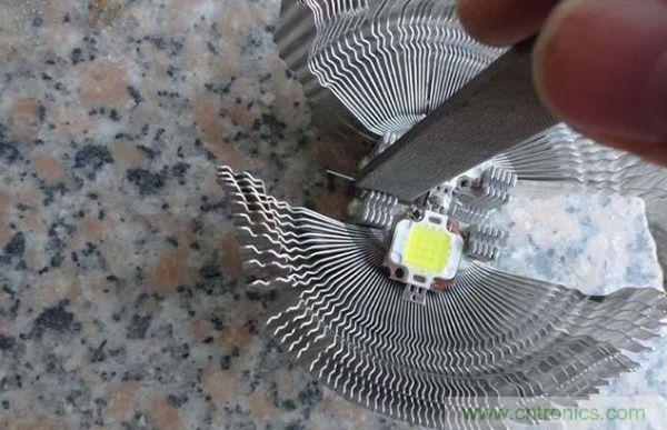 變廢為寶！風(fēng)扇散熱器變身山寨LED燈