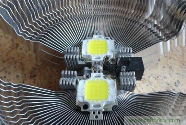 變廢為寶！風(fēng)扇散熱器變身山寨LED燈