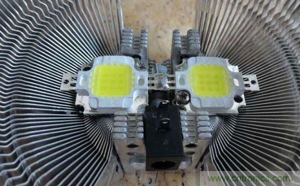 變廢為寶！風(fēng)扇散熱器變身山寨LED燈