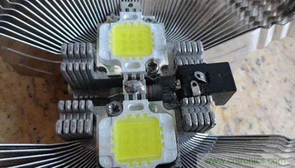 變廢為寶！風(fēng)扇散熱器變身山寨LED燈