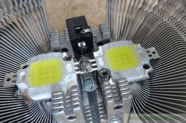 變廢為寶！風(fēng)扇散熱器變身山寨LED燈