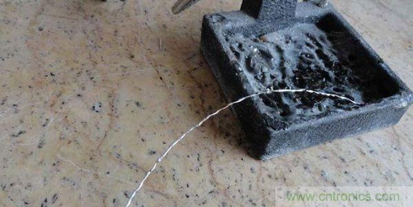 變廢為寶！風(fēng)扇散熱器變身山寨LED燈