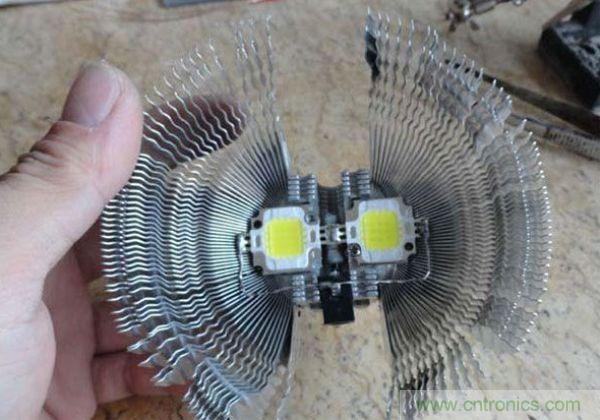 變廢為寶！風(fēng)扇散熱器變身山寨LED燈