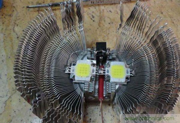 變廢為寶！風(fēng)扇散熱器變身山寨LED燈