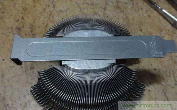 變廢為寶！風(fēng)扇散熱器變身山寨LED燈