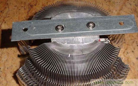 變廢為寶！風(fēng)扇散熱器變身山寨LED燈