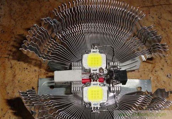 變廢為寶！風(fēng)扇散熱器變身山寨LED燈