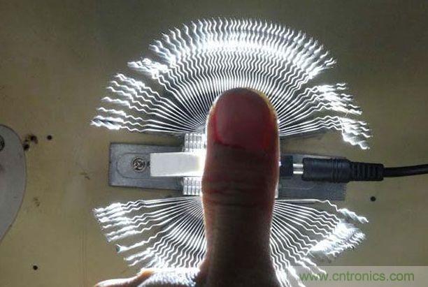 變廢為寶！風(fēng)扇散熱器變身山寨LED燈