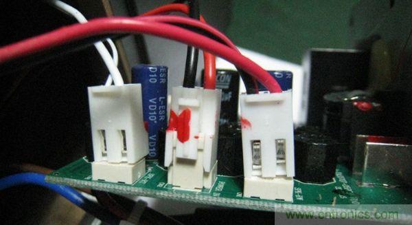 左邊是連接高音，中間是電源，右邊是低音連接