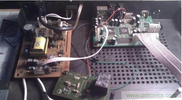 加了個繼電器，兩個三極管，五個電阻和一個二極管(三極管把解碼板的小信號進(jìn)行了兩級放大,電阻是偏置作用)。