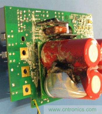 由于元件選擇不當致使電路中流過相當大的電流或電壓將有可能發(fā)生像這個燒過的電容這樣的損壞。