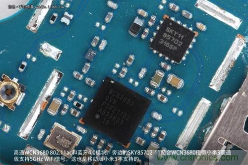 高通WCN3680 802.11ac和藍(lán)牙4.0模塊，旁邊的SKY85702-11配合其使用5GHz Wi-Fi頻段