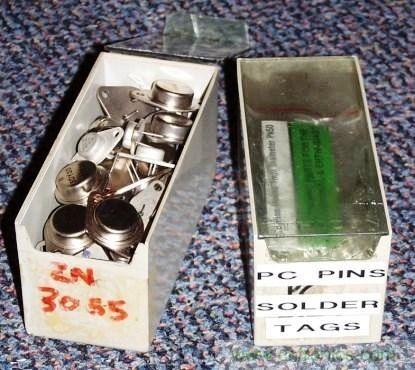 原本是裝醫(yī)療用具的塑膠盒，也很適合收納電子零件