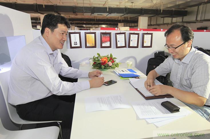 左一，Molex高級地區(qū)營業(yè)經理王中