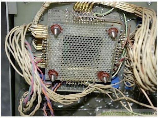 經(jīng)典懷舊拆解！歷史彌留的可編程科學(xué)計算器 from 1966