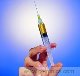 【導(dǎo)讀】不用針頭也能注射，孩子再也不用害怕打針了。日本開發(fā)的一種新型注射器不用針頭而靠氣泡壓力注射，只需將注射器緊貼皮膚，沒有疼痛感就可以將藥物高精度地輸送到目標位置。 　　 目前市場上也存在無針注射器，它們通常是依靠彈簧的力量產(chǎn)生高壓來發(fā)射液體，穿透皮膚后將藥物送到肌肉，但卻有可能損害神經(jīng)，而且多少還是有一些疼痛感。 　　 芝浦工業(yè)大學(xué)副教授山西陽子率領(lǐng)的研究小組新開發(fā)的這種無針注射器全長約10厘米，它利用在液體中施加電壓來高速發(fā)射氣泡，利用氣泡破裂的力量在細胞上開出微細的孔，然后通過這個孔將含有藥物的微小氣泡注入細胞內(nèi)部。氣泡的氣體收縮后，只有藥物到達患部。 1 由于方向性很明確，所以新型注射器能針對局部進行高精度治療，而且由于開出的孔只有4微米左右，所以對細胞的損害很小。 　　 這種無針注射器除能注射藥物外，還可以向包括植物細胞在內(nèi)的細胞內(nèi)植入基因和開展治療，有著廣泛用途。研究小組準備進一步改良注射器結(jié)構(gòu)，對能夠注射的藥量、穿孔深度等進行更詳細的評估，并與企業(yè)合作，爭取早日使新型注射器達到實用化程度。