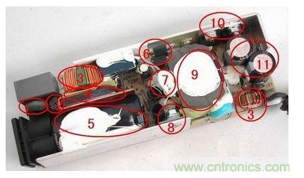 電源適配器的構(gòu)造  6 1. 壓敏電阻，其功能是當(dāng)外界電壓過(guò)高時(shí)，壓敏電阻阻值迅速變得很小，與壓敏電阻串聯(lián)的保險(xiǎn)絲被熔斷，從而保護(hù)其他電路不被燒壞。  2. 保險(xiǎn)絲，規(guī)格為2.5A/250V，當(dāng)電路中的電流過(guò)大時(shí)，保險(xiǎn)絲會(huì)熔斷以保護(hù)其他元件。  3. 電感線(xiàn)圈(又稱(chēng)扼流圈)，主要功能是降低電磁干擾。  4. 整流橋，規(guī)格為D3SB，作用是把220V交流電變?yōu)橹绷麟姟? 5. 濾波電容，規(guī)格為180&mu;F/400V，作用是濾除直流電中的交流紋波，使電路工作更可靠。  6. 運(yùn)放IC(集成電路)，保護(hù)電路、電壓調(diào)節(jié)的重要組成部分。  7. 溫度探頭，用于探測(cè)電源適配器的內(nèi)部溫度，當(dāng)溫度高于某一設(shè)定值時(shí)(不同品牌的電源適配器，其設(shè)定的溫度閥值略有不同)，保護(hù)電路會(huì)切斷適配器的電壓輸出，從而保護(hù)適配器不受損壞。   8. 大功率開(kāi)關(guān)管，是開(kāi)關(guān)電源中的核心元件之一，開(kāi)關(guān)電源能&ldquo;一開(kāi)一關(guān)&rdquo;地工作，開(kāi)關(guān)管功不可沒(méi)。   9. 開(kāi)關(guān)變壓器，開(kāi)關(guān)電源中的核心元件之一。   10. 次級(jí)整流管，功能是把低壓交流電變?yōu)榈蛪褐绷麟姟Ｔ贗BM的電源適配器中，整流管往往是由兩個(gè)大功率并聯(lián)工作的，以獲得較大的電流輸出。   11. 次級(jí)濾波電容，規(guī)格為820&mu;F/ 25V，共有兩個(gè)，起濾除低壓直流電中的紋波的作用。  除上述元件外，電路板上還有可調(diào)電位器及其他阻容元件。