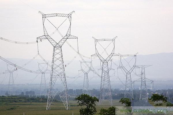 很多人在談到三相電時(shí)認(rèn)為是單相的、多了一個(gè)接地孔的三孔插座，就是因?yàn)閷?duì)三相電和三孔插座的概念出現(xiàn)了偏差。本文針對(duì)這個(gè)容易出現(xiàn)誤差的常識(shí)性錯(cuò)誤進(jìn)行糾正。