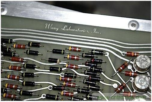 拆解也懷舊，讓人驚嘆的古董級可編程科學(xué)計算器 from 1966