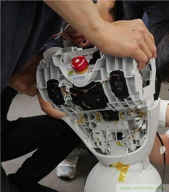 拆解筆記本不過癮，那就來拆拆日本情感機器人吧！