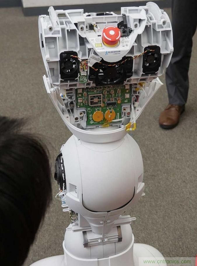 拆解筆記本不過癮，那就來拆拆日本情感機器人吧！