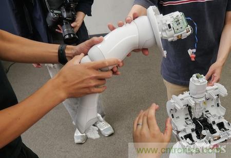 拆解筆記本不過癮，那就來拆拆日本情感機器人吧！