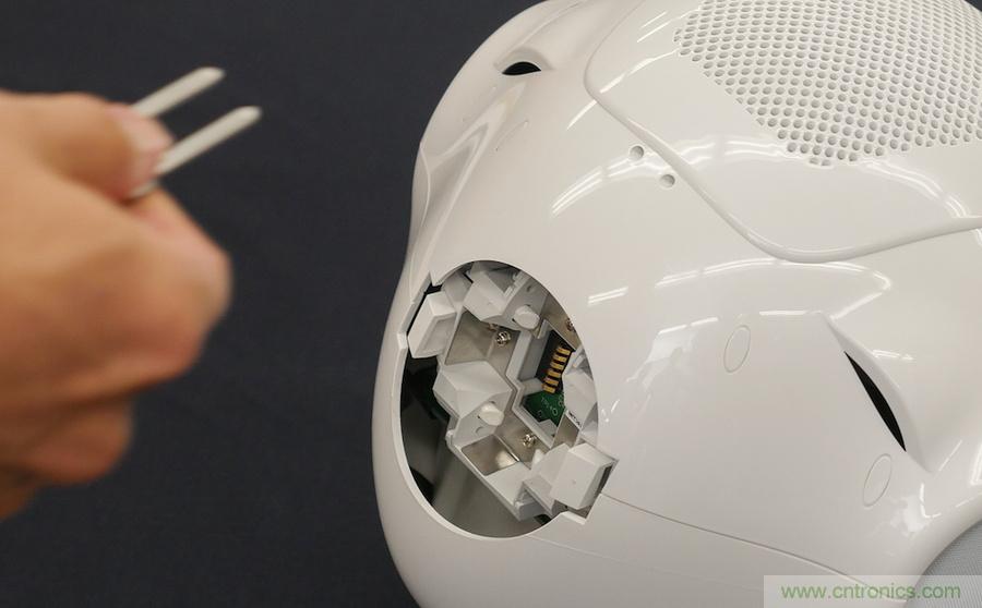 拆解筆記本不過癮，那就來拆拆日本情感機器人吧！