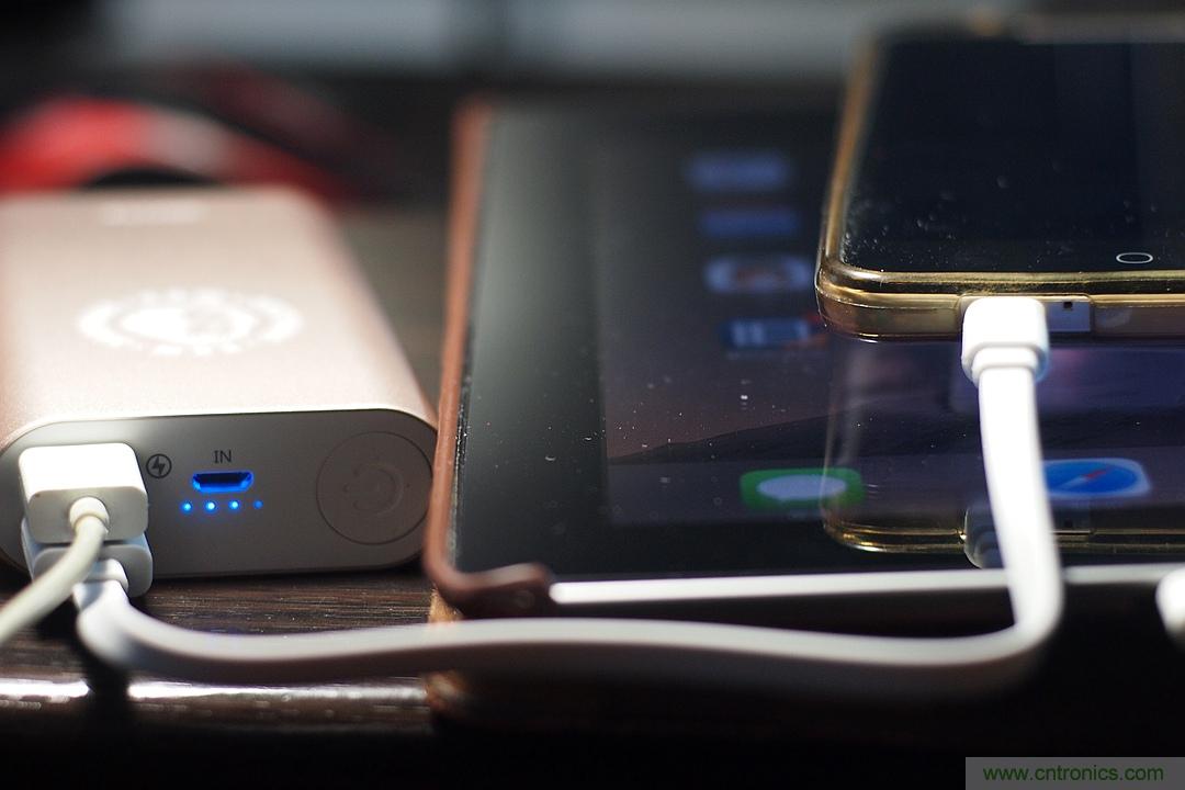 移動電源也玩雙引擎？快到你想象不到