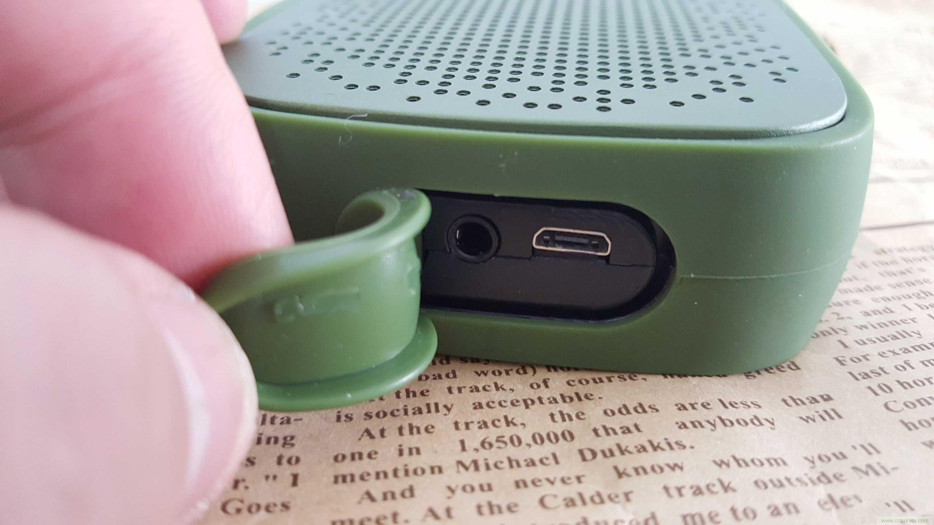 搞怪&ldquo;美人魚&rdquo;盡享靈克藍(lán)牙音箱的天籟之音！