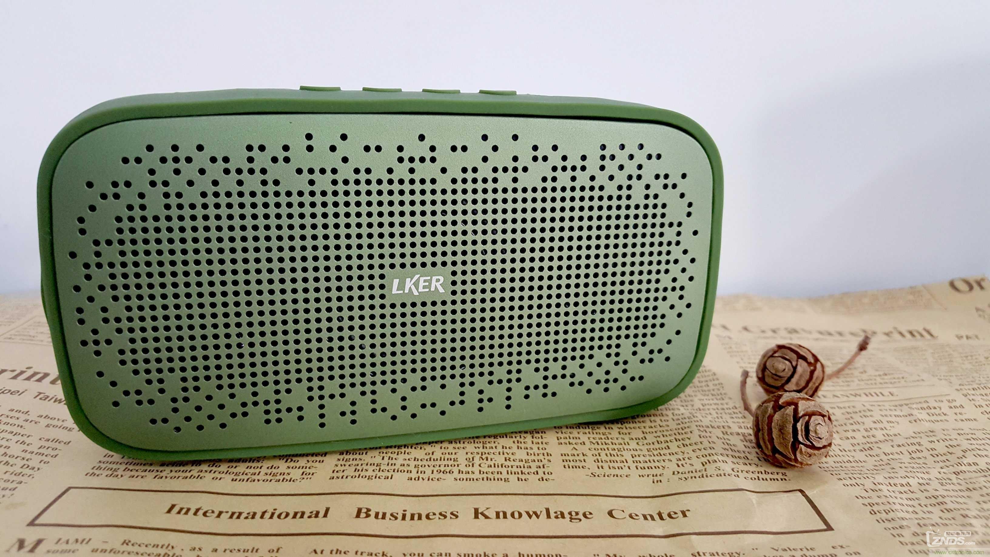 搞怪&ldquo;美人魚&rdquo;盡享靈克藍(lán)牙音箱的天籟之音！