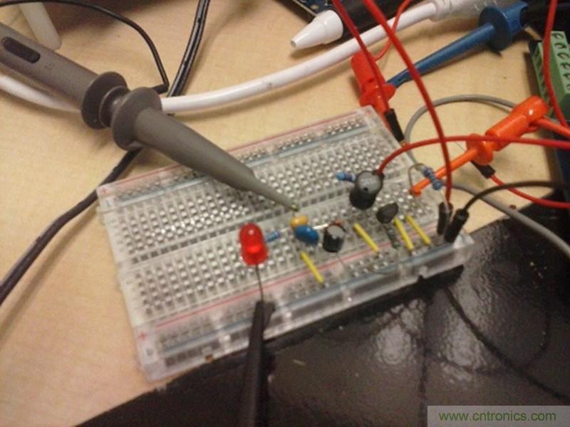 帶開關轉換器的8位MCU如何減少成本和電路板空間？