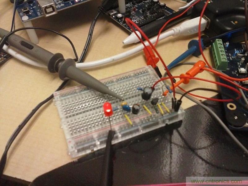 帶開關轉換器的8位MCU如何減少成本和電路板空間？