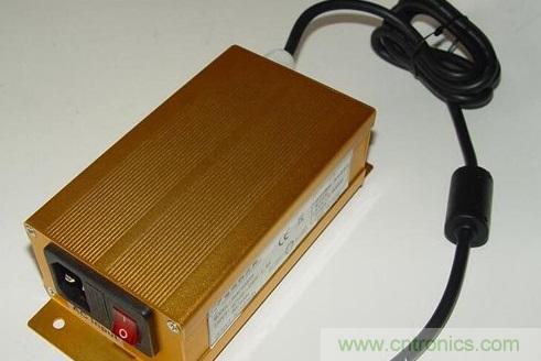 【導(dǎo)讀】本文總結(jié)出針對(duì)于LED電源EMC/EMI的主要幾個(gè)控制技術(shù)：電路措施、EMI濾波、元器件選擇、屏蔽和印制電路板抗干擾設(shè)計(jì)等。如果能正確合理的對(duì)這些問題進(jìn)行解決，就可順利通過3C認(rèn)證。  在電路當(dāng)中，EMC和EMI的問題是人們始終關(guān)心的話題。在LED電路中，對(duì)于EMC和EMI的要求同樣非常高。本文將為大家介紹LED產(chǎn)品設(shè)計(jì)當(dāng)中關(guān)于解決EMI與EMC的解決方法，感興趣的朋友快來看一看吧。  　　要解決LED驅(qū)動(dòng)電源的電磁干擾問題，從硬件上可從以下幾個(gè)方面入手：  　　減少開關(guān)電源本身的干擾  　　軟開關(guān)技術(shù)，在原有的硬開關(guān)電路中增加電感和電容元件，利用電感和電容的諧振，降低開關(guān)過程中的du/dt和di/dt，使開關(guān)器件開通時(shí)電壓的下降先于電流的上升，或關(guān)斷時(shí)電流的下降先于電壓的上升，來消除電壓和電流的重疊。開關(guān)頻率調(diào)制技術(shù)，通過調(diào)制開關(guān)頻率fc，把集中在fc及其諧波2fc、 3fc&hellip;上的能量分散到它們周圍的頻帶上，以降低各個(gè)頻點(diǎn)上的EMI幅值。元器件的選擇，選擇不易產(chǎn)生噪聲、不易傳導(dǎo)和輻射噪聲的元器件。通常特別值得注意的是，二極管和變壓器等繞組類元器件的選用。反向恢復(fù)電流小、恢復(fù)時(shí)間短的快速恢復(fù)二極管是開關(guān)電源高頻整流部分的理想器件。合理使用電磁干擾濾波器，EMI濾波器的主要目的之一，電網(wǎng)噪聲是電磁干擾的一種，它屬于射頻干擾（RFI），其傳導(dǎo)噪聲的頻譜大致為10KHz~30MHz，最高可達(dá) 150MHz。  　　在一般情況下，差模干擾幅度小，頻率低，所造成的干擾較小;共模干擾幅度大，頻率高，還可以通過導(dǎo)線產(chǎn)生輻射，所造成的干擾較大。欲削弱傳導(dǎo)干擾，最有效的方法就是在開關(guān)電源輸入和輸出電路中加裝電磁干擾濾波器。LED電源一般采用簡易式單級(jí)EMI濾波器，主要包括共模扼流圈和濾波電容。EMI濾波器能有效抑制開關(guān)電源適配器的電磁干擾。 1 　　通過切斷干擾信號(hào)的傳播途徑來減少電磁干擾問題  　　第一種情況是電源線干擾可以使用電源線濾波器濾除。一個(gè)合理有效的開關(guān)電源EMI濾波器應(yīng)該對(duì)電源線上差模和共模干擾都有較強(qiáng)的抑制作用。改善PCB板的電磁兼容性設(shè)計(jì)PCB是LED電源系統(tǒng)中電路元件和器件的支撐件，它提供電路元件和器件之間的電氣連接。隨著電子技術(shù)的飛速發(fā)展，PCB的密度越來越高。 PCB設(shè)計(jì)的好壞對(duì)LED電源系統(tǒng)的電磁兼容性影響很大。  　　實(shí)踐證實(shí)，即使電路原理圖設(shè)計(jì)正確，印刷電路板設(shè)計(jì)不當(dāng)，也會(huì)對(duì)LED電源系統(tǒng)的可靠性產(chǎn)生不利影響。PCB抗干擾設(shè)計(jì)主要包括PCB布局、布線及接地，其目的是減小PCB的電磁輻射和PCB上電路之間的串?dāng)_。還有，一般變壓器電磁干擾引發(fā)的交流聲頻率一般為50HZ左右，而地線布線不當(dāng)導(dǎo)致的交流聲，由于整流電路的倍頻作用頻率約為100HZ，仔細(xì)區(qū)分還是可以察覺的。因此，在設(shè)計(jì)印刷電路板的時(shí)候，應(yīng)留意采用正確的方法，遵守PCB設(shè)計(jì)的一般原則，并應(yīng)符合抗干擾的設(shè)計(jì)要求。  　　主動(dòng)大幅增強(qiáng)受干擾體的抗干擾能力  　　在LED電源系統(tǒng)中輸進(jìn)/輸出也是干擾源的傳導(dǎo)線，和接收射頻干擾信號(hào)的拾檢源，我們?cè)O(shè)計(jì)時(shí)一般要采取有效的措施：采用必要的共模/差模抑制電路，同時(shí)也要采取一定的濾波和防電磁屏蔽措施以減小干擾的進(jìn)進(jìn)。在條件許可的情況下盡可能采取各種隔離措施（如光電隔離或者磁電隔離），從而阻斷干擾的傳播。防雷擊措施，室外使用的LED電源系統(tǒng)或從室外排擠引進(jìn)室內(nèi)的電源線、信號(hào)線，要考慮系統(tǒng)的防雷擊題目。常用的防雷擊器件有：氣體放電管、 TVS（Transient Voltage Suppression）等。氣體放電管是當(dāng)電源的電壓大于某一數(shù)值時(shí)，通常為數(shù)十V或數(shù)百V，氣體擊穿放電，將電源線上強(qiáng)沖擊脈沖導(dǎo)進(jìn)大地。TVS可以看成兩個(gè)并聯(lián)且方向相反的齊納二極管，當(dāng)兩端電壓高于某一值時(shí)導(dǎo)通。其特點(diǎn)是可以瞬態(tài)通過數(shù)百乃上千A的電流。