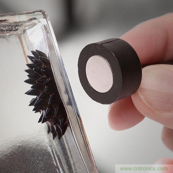 藝術(shù)源于生活，用生活中的物件也能制作磁流體