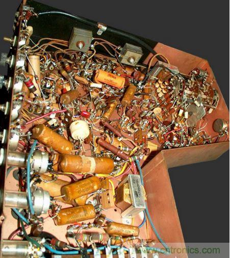 1948年Motorola的VT-71「Golden View」7吋電視機(jī)就是采用點(diǎn)對點(diǎn)接線。（圖片來源：Wikimedia/Westernelectric555）